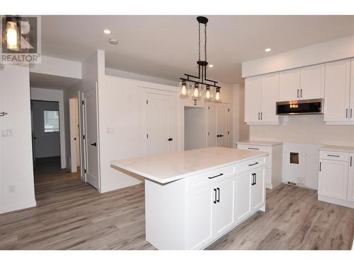 592 Nighthawk Avenue, Vernon, BC - Indoor Photo Showing Kitchen