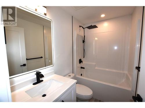 592 Nighthawk Avenue, Vernon, BC - Indoor Photo Showing Bathroom