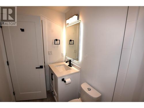 592 Nighthawk Avenue, Vernon, BC - Indoor Photo Showing Bathroom