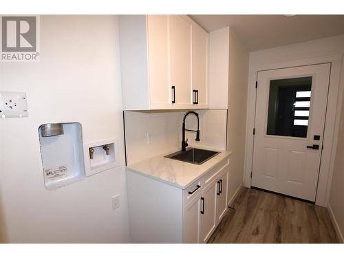 592 Nighthawk Avenue, Vernon, BC - Indoor Photo Showing Kitchen