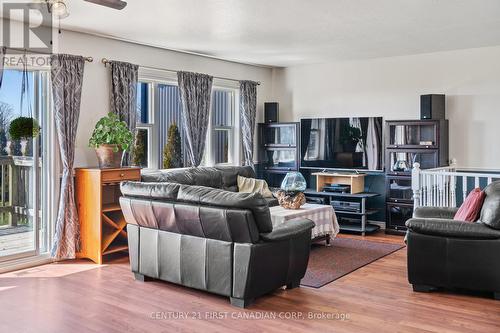 742 Lakeshore Rd, Norfolk, ON - Indoor Photo Showing Living Room