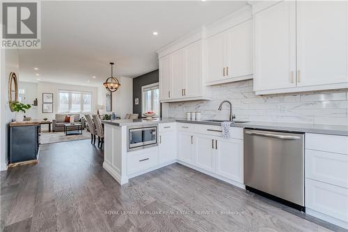 781 South Coast Drive, Haldimand, ON - Indoor Photo Showing Kitchen With Upgraded Kitchen