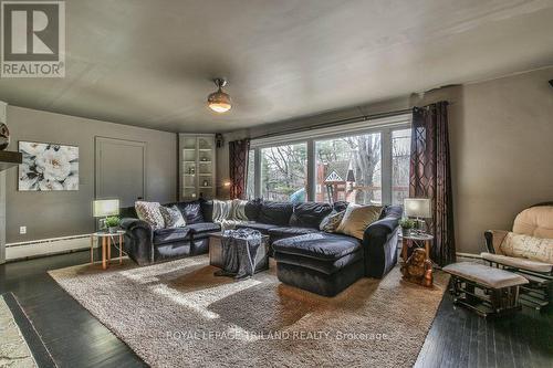 49965 Dingle Street, Malahide, ON - Indoor Photo Showing Living Room