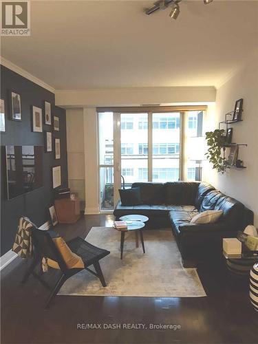 402 - 1430 Yonge Street, Toronto, ON - Indoor Photo Showing Living Room