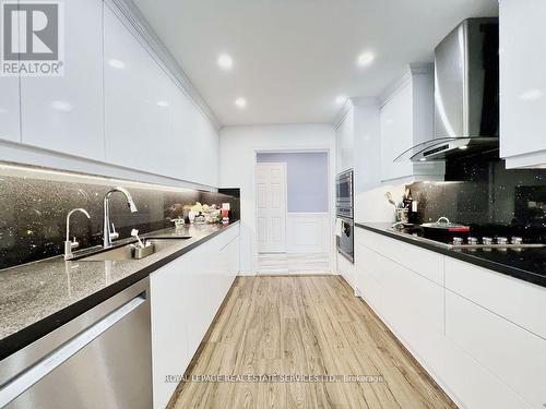 108 - 5444 Yonge Street, Toronto, ON - Indoor Photo Showing Kitchen With Upgraded Kitchen