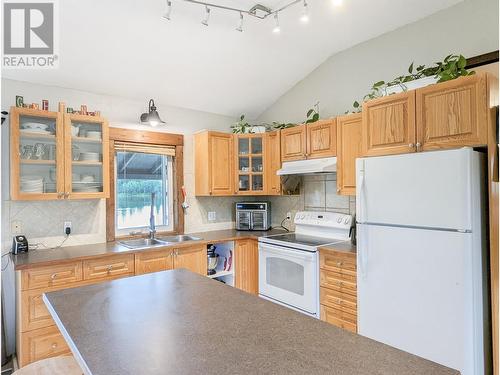 5474 Tatton Station Road, 100 Mile House, BC - Indoor Photo Showing Kitchen With Double Sink