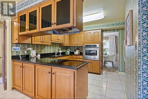 2477 Mark Avenue, Windsor, ON - Indoor Photo Showing Kitchen