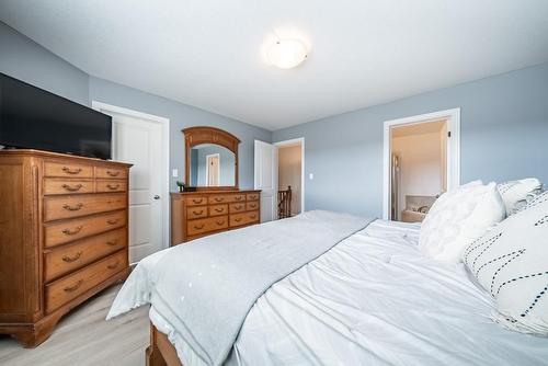 33 Redcedar Crescent, Hamilton, ON - Indoor Photo Showing Bedroom