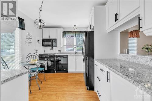 3043 Mannering Court, Ottawa, ON - Indoor Photo Showing Kitchen With Upgraded Kitchen