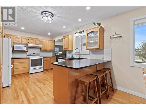 1631 60 Street Ne, Salmon Arm, BC - Indoor Photo Showing Kitchen