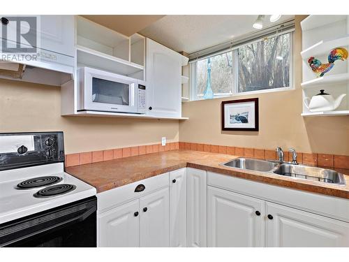 1631 60 Street Ne, Salmon Arm, BC - Indoor Photo Showing Kitchen With Double Sink