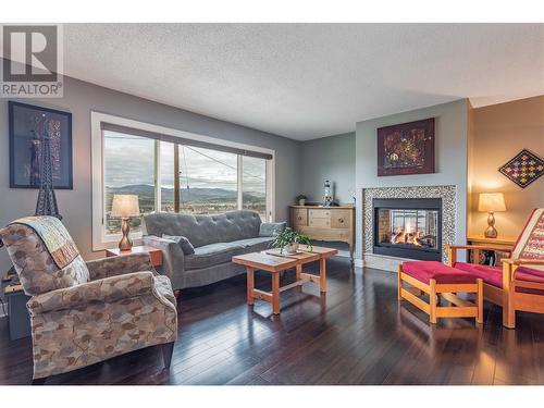842 Mckenzie Road, Kelowna, BC - Indoor Photo Showing Living Room With Fireplace