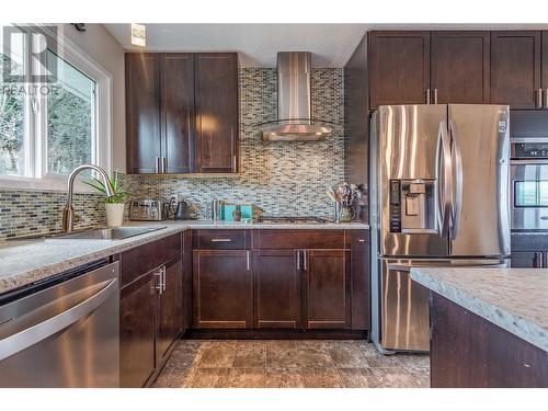 842 Mckenzie Road, Kelowna, BC - Indoor Photo Showing Kitchen With Upgraded Kitchen