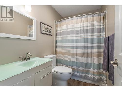 842 Mckenzie Road, Kelowna, BC - Indoor Photo Showing Bathroom