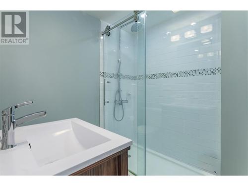 842 Mckenzie Road, Kelowna, BC - Indoor Photo Showing Bathroom