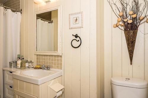 662 Lakeview Road, Windermere, BC - Indoor Photo Showing Bathroom