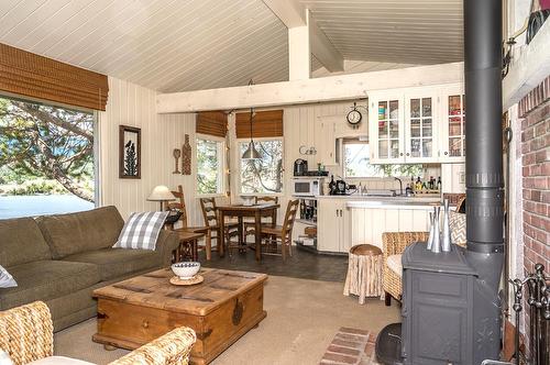 662 Lakeview Road, Windermere, BC - Indoor Photo Showing Living Room