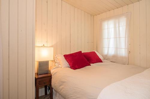 662 Lakeview Road, Windermere, BC - Indoor Photo Showing Bedroom