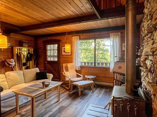 16253 Selkirk Road, Crawford Bay, BC - Indoor Photo Showing Living Room