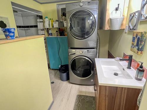 16253 Selkirk Road, Crawford Bay, BC - Indoor Photo Showing Laundry Room