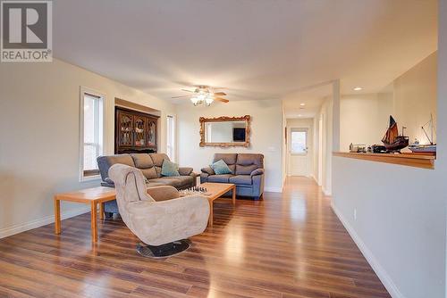 1640 Merlot Drive, West Kelowna, BC - Indoor Photo Showing Living Room