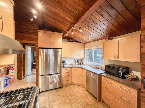 4848 Hammond Avenue, Edgewater, BC - Indoor Photo Showing Kitchen