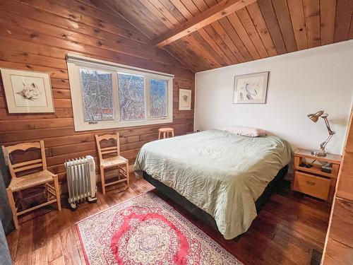 4848 Hammond Avenue, Edgewater, BC - Indoor Photo Showing Bedroom