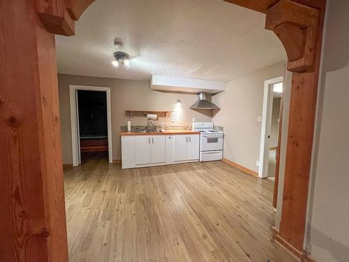 4848 Hammond Avenue, Edgewater, BC - Indoor Photo Showing Kitchen