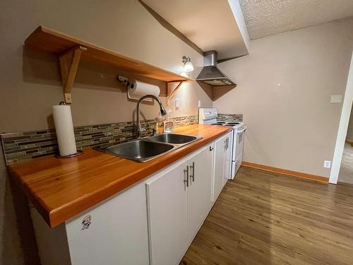 4848 Hammond Avenue, Edgewater, BC - Indoor Photo Showing Kitchen With Double Sink