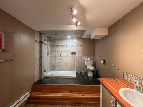 4848 Hammond Avenue, Edgewater, BC - Indoor Photo Showing Bathroom