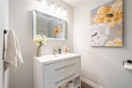 84 Sandra Crescent, Grimsby, ON - Indoor Photo Showing Bathroom