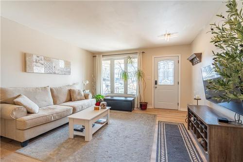 84 Sandra Crescent, Grimsby, ON - Indoor Photo Showing Living Room