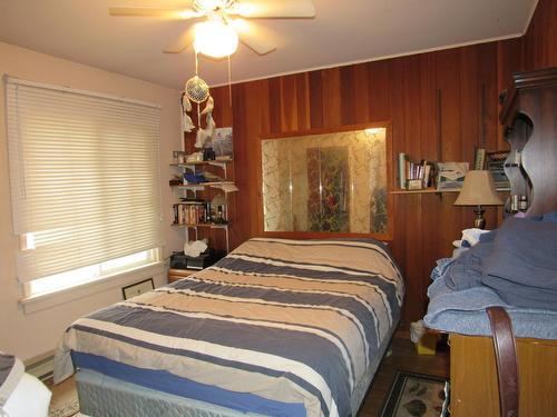 2229 11Th Avenue, Castlegar, BC - Indoor Photo Showing Bedroom