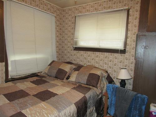 2229 11Th Avenue, Castlegar, BC - Indoor Photo Showing Bedroom