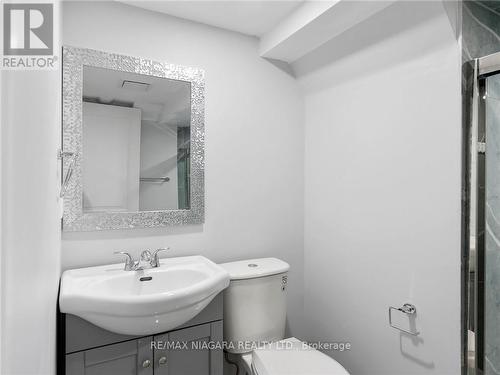 327 Darling St, Brantford, ON - Indoor Photo Showing Bathroom