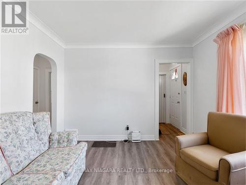 327 Darling Street, Brantford, ON - Indoor Photo Showing Living Room