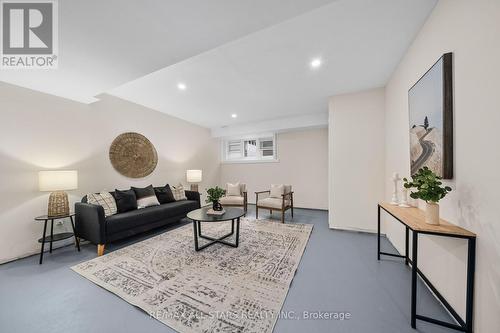 16 Harmonious Drive, Kawartha Lakes, ON - Indoor Photo Showing Living Room