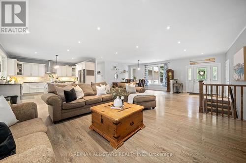 16 Harmonious Drive, Kawartha Lakes, ON - Indoor Photo Showing Living Room