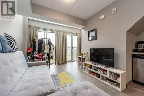 #715 -321 Spruce St, Waterloo, ON - Indoor Photo Showing Living Room