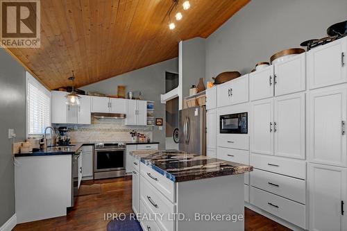 37 Main St, Amaranth, ON - Indoor Photo Showing Kitchen With Upgraded Kitchen