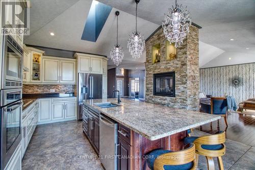 7242 Grande River Line, Chatham-Kent (Chatham), ON - Indoor Photo Showing Kitchen With Double Sink With Upgraded Kitchen