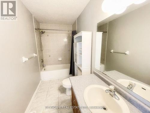 544 Robert Ferrie Drive, Kitchener, ON - Indoor Photo Showing Bathroom