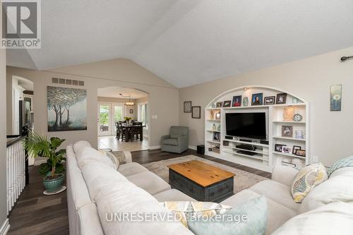 6 Morgan Dr, Halton Hills, ON - Indoor Photo Showing Living Room