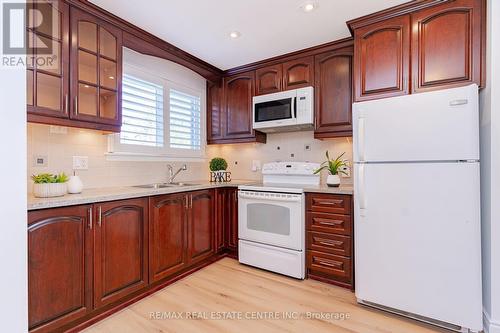 49 Belmont Dr, Brampton, ON - Indoor Photo Showing Kitchen With Double Sink