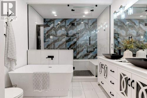 671 Peele Blvd, Burlington, ON - Indoor Photo Showing Bathroom