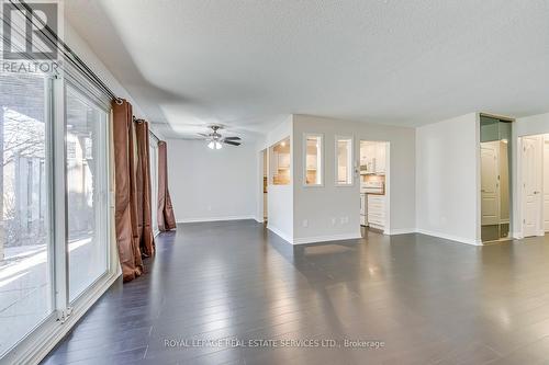 #53 -2701 Aquitaine Ave, Mississauga, ON - Indoor Photo Showing Living Room