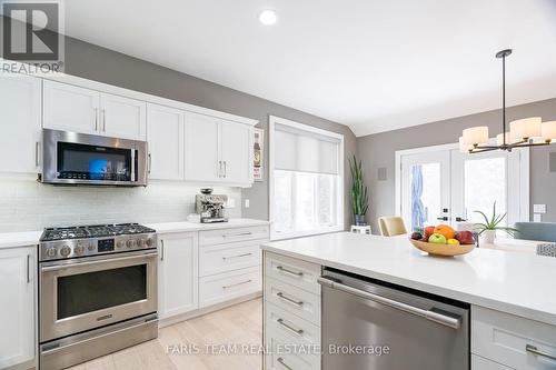 16 Fawn Cres, Barrie, ON - Indoor Photo Showing Kitchen With Upgraded Kitchen