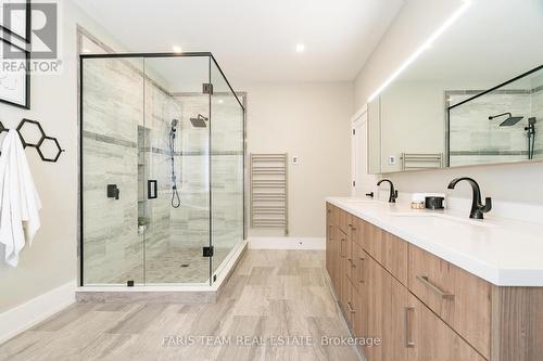 16 Fawn Cres, Barrie, ON - Indoor Photo Showing Bathroom