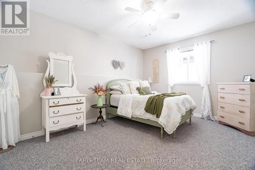 16 Fawn Cres, Barrie, ON - Indoor Photo Showing Bedroom