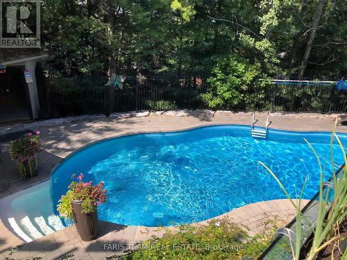 16 Fawn Cres, Barrie, ON - Outdoor With In Ground Pool With Backyard